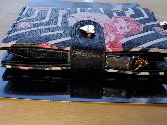 🌹Betsey Johnson Peggable Card Case - Picture 3 of 8